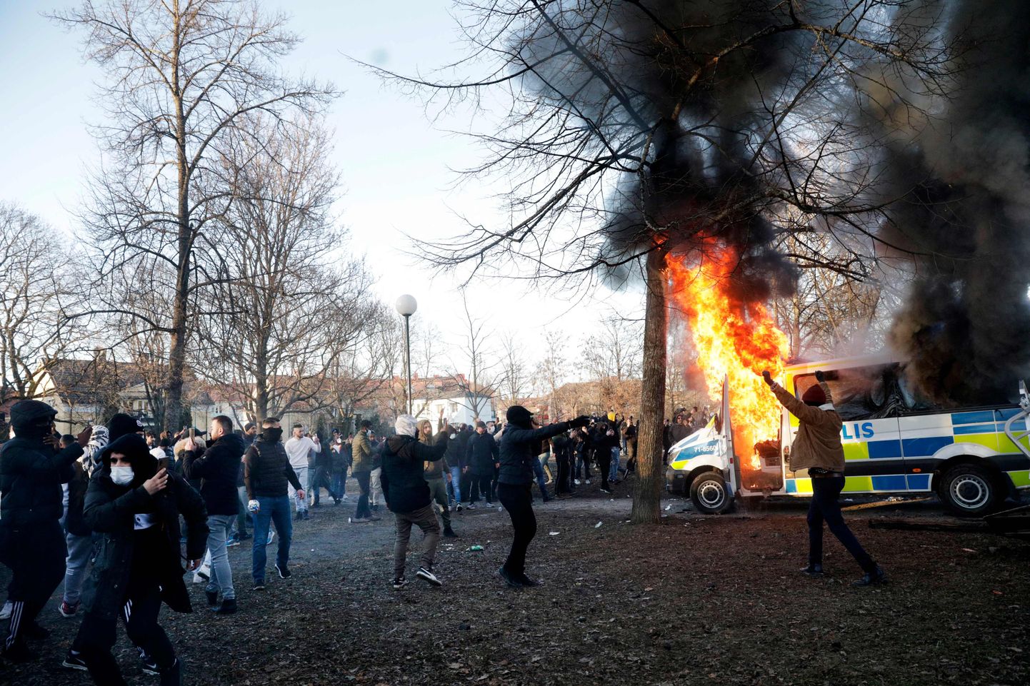 Mässajad ja politsei 15 aprillil Rootsis Örebros