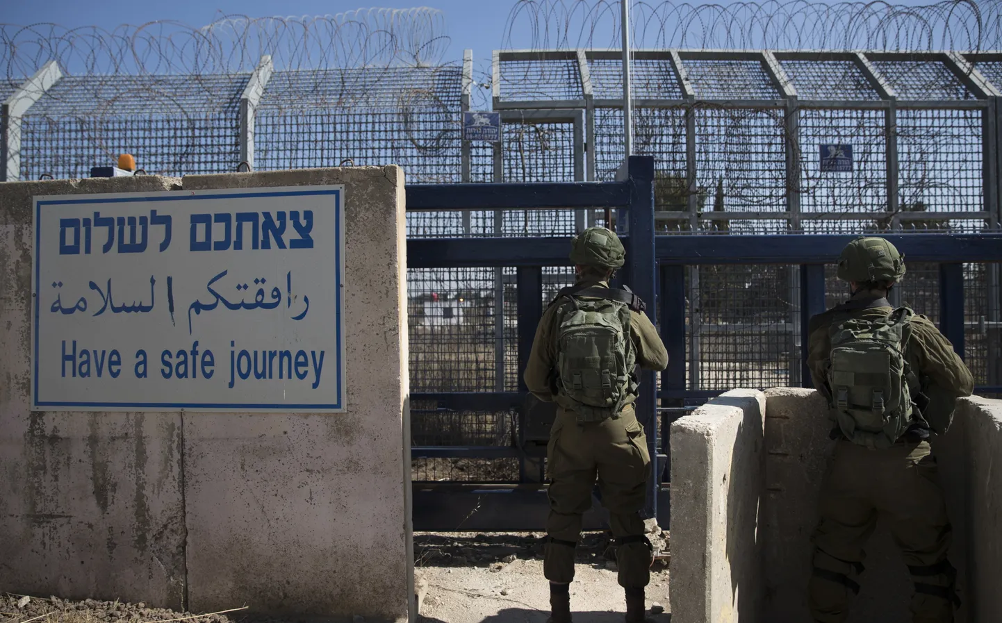 Iisrael on ehitanud aastate jooksul korralikud piirikindlustused, pildil on näha Quneitra piiriületuskoht Iisraeli ja Süüria vahel.