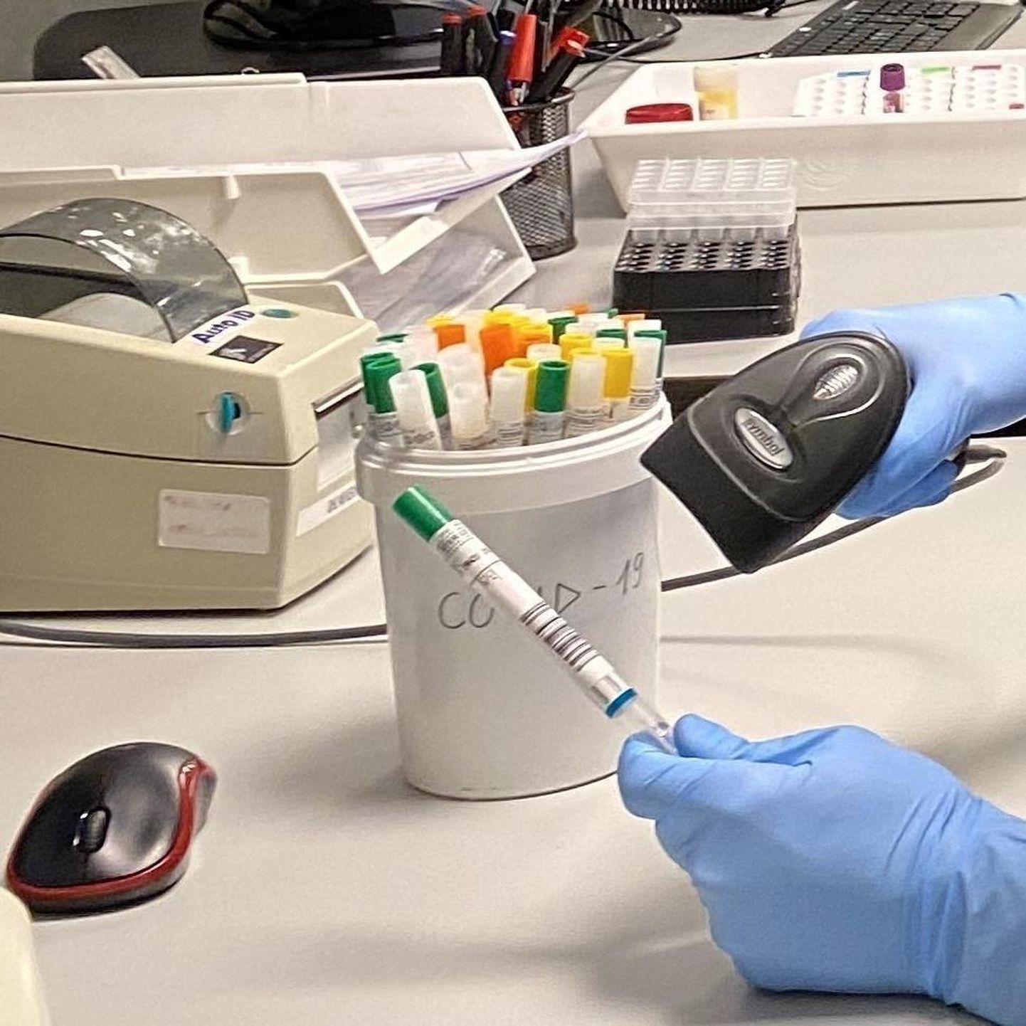 Synlabi laborant registreerib koroonaviiruse proovi jõudmise laborisse.