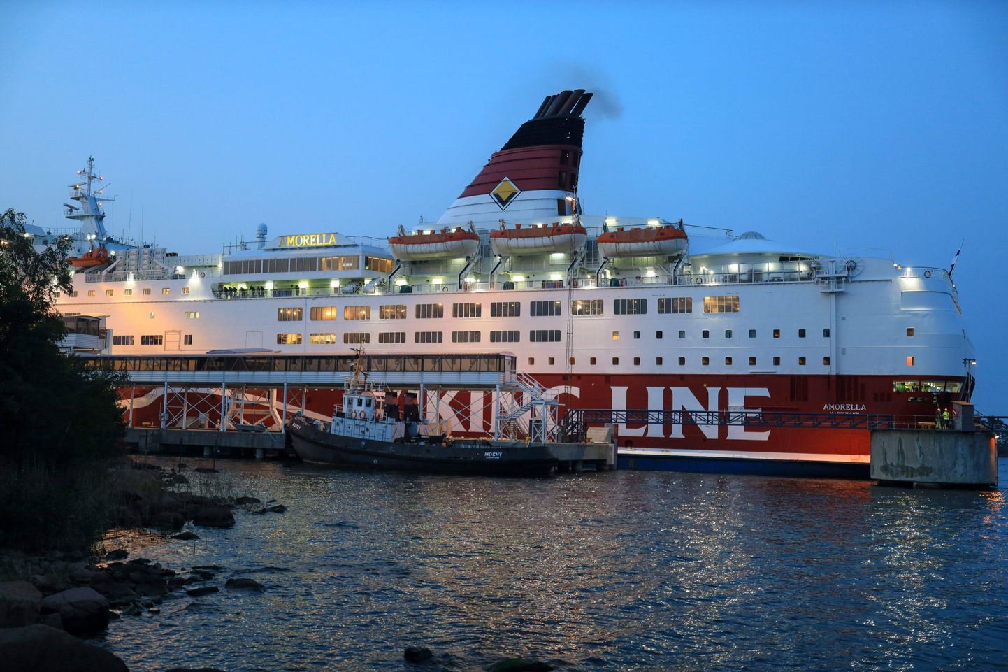 Amorella Viking Line после наскока на риф в сентябре прибывает в порт.