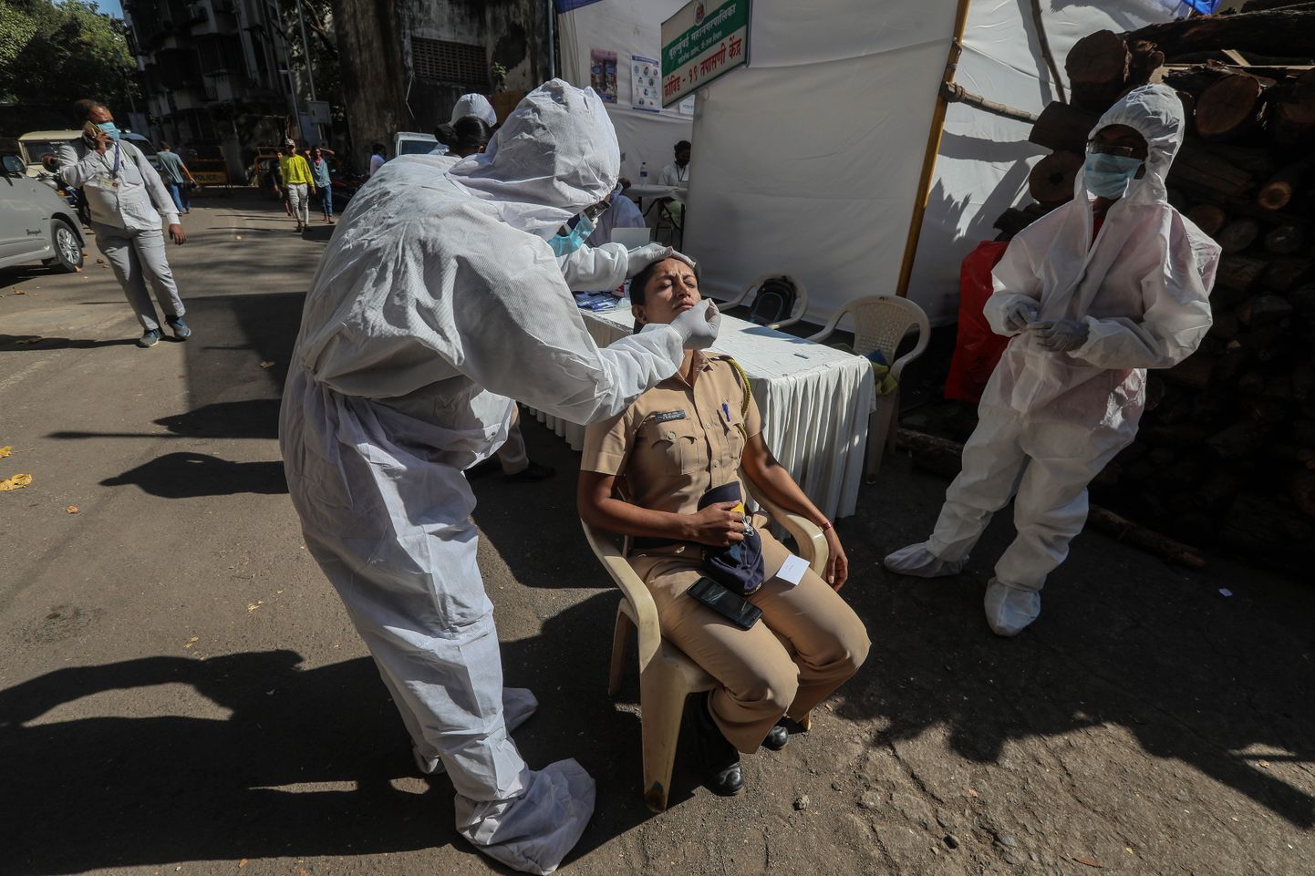 Тестирование на коронавирус в Мумбаи.