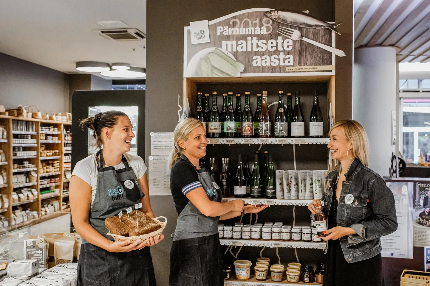 Kadi Elmeste (paremal) rõõmustas, et aasta toidumeeneks ­esitati suisa poolsada eri kohalikku toodet.
