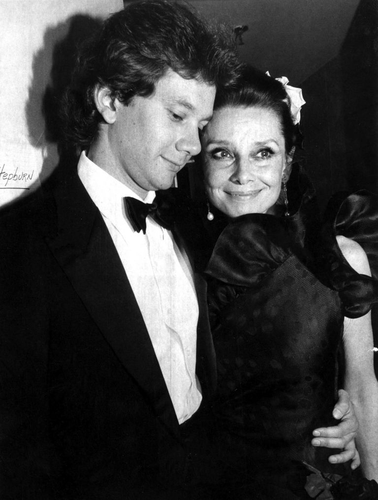 Audrey Hepburn koos poja Sean Ferreriga moefirma Givenchy 30. juubelipeol aastal 1982.