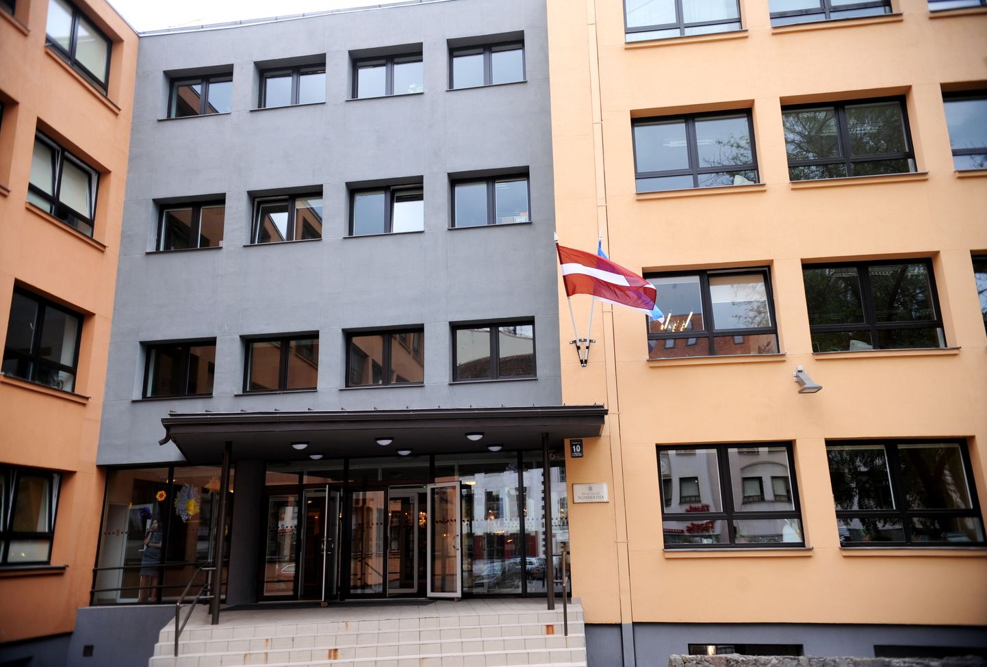 Rīgas pilsētas un valsts karogs pie Rīgas Valsts 3. ģimnāzijas ēkas. Ilustratīvs attēls