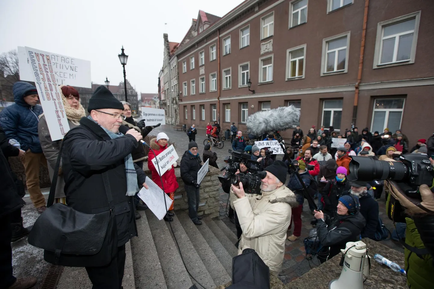 Rail Balticu vastane meeleavaldus majandusministeeriumi ees. Europarlamendi liige Igor Gräzin soovitab kandidaatidelt küsida, kas need julgevad oma valijate asja ajada ka siis, kui kõik teised on vastu.