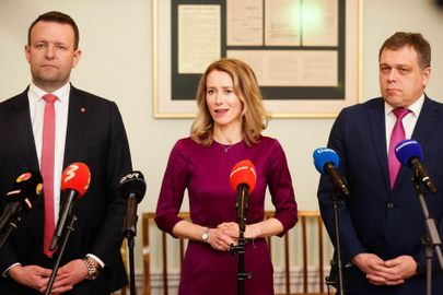 Лаури Ляэнеметс, Кая Каллас и Лаури Хуссар выступили на пресс-конференции вечером первого дня коалиционных переговоров.