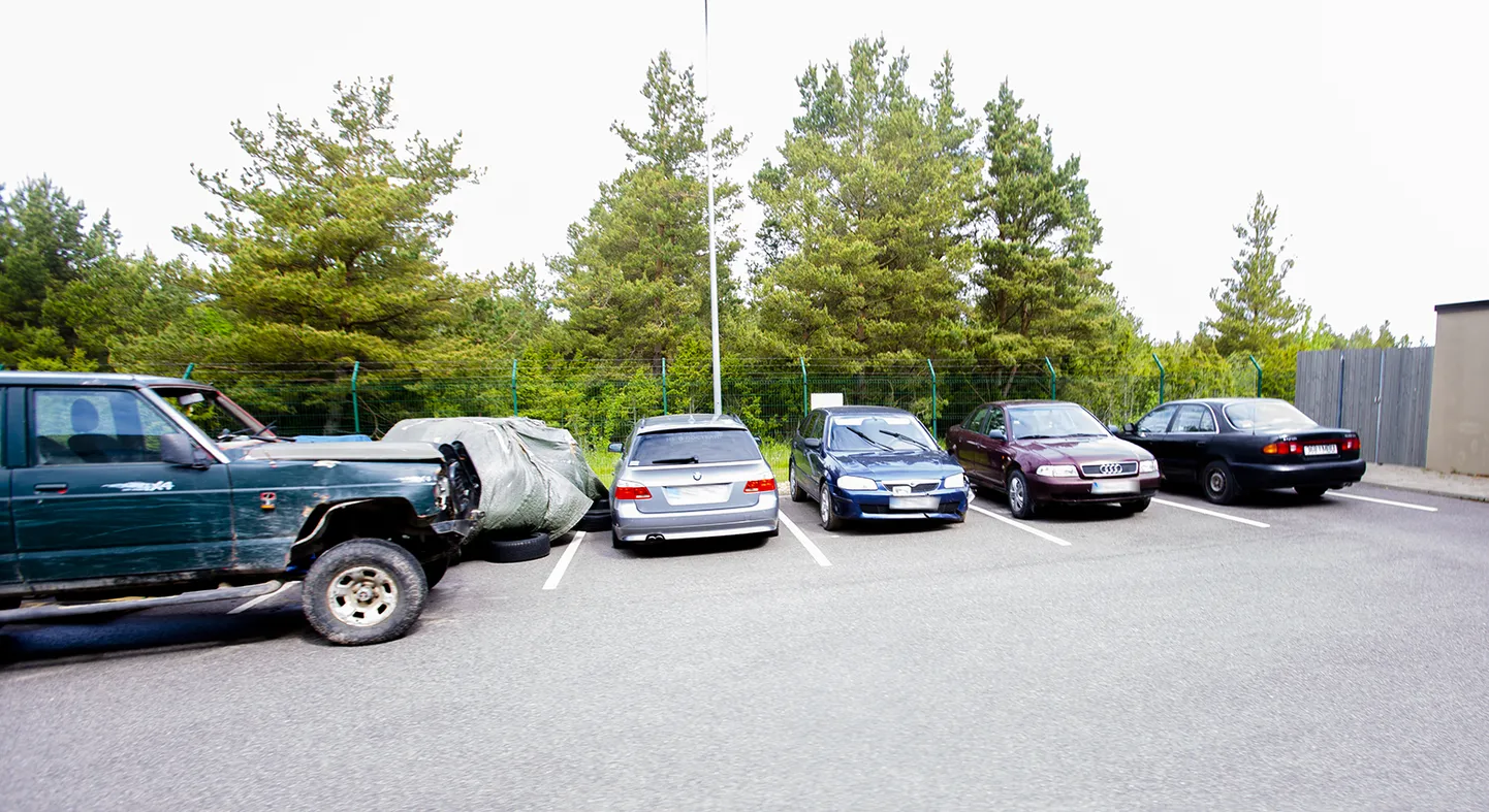 Roolijoodikute autod politse parkimisplatsil.