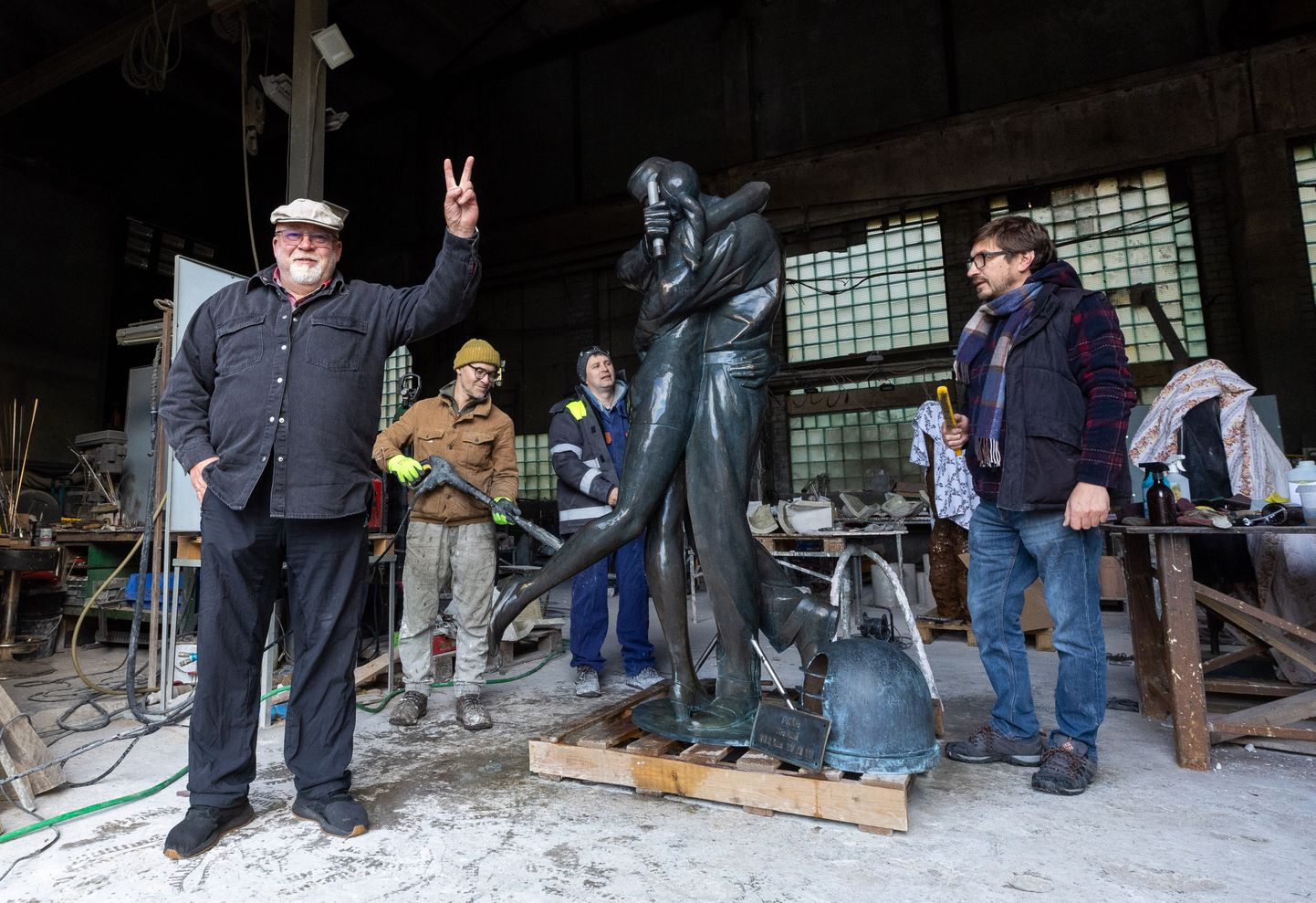 Mati Karmin (pildil vasakult) käis esmaspäeval skulptuuri selle värskendajate Lukas Orava, Andrei Aleksejevi ja Dmitri Sokolovi juures üle vaatamas.