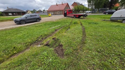 GALERII ⟩ Probleemsel ristmikul põrkasid kokku kaks sõidukit