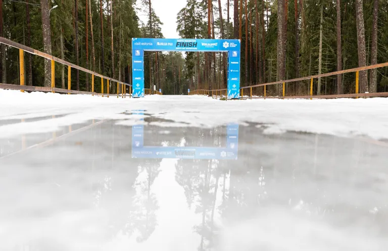 Tartu maratoni finiš on Elvas küll lume all, kuid viimaste päevade vihma tõttu ka vesine.