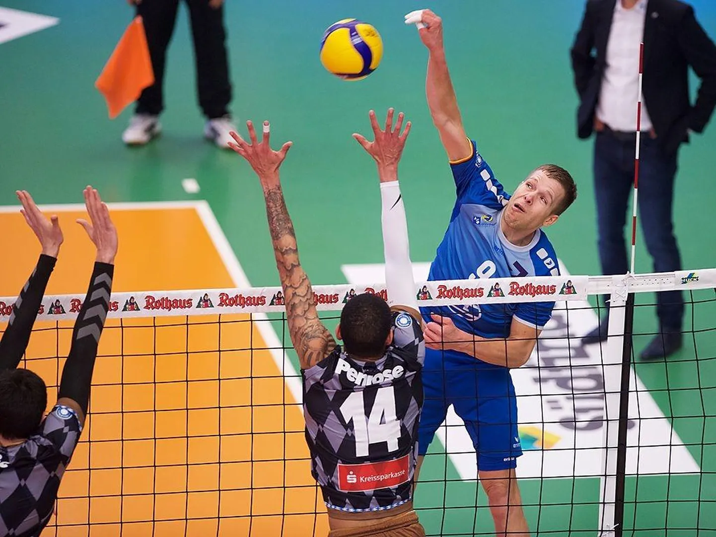 Martti Juhkami (rünnakul) kogub Saksamaa võrkpalli meistrivõistlustel ehk Bundesligas tasapisi mänguvormi, et olla otsustavates heitlustes löögihoos.