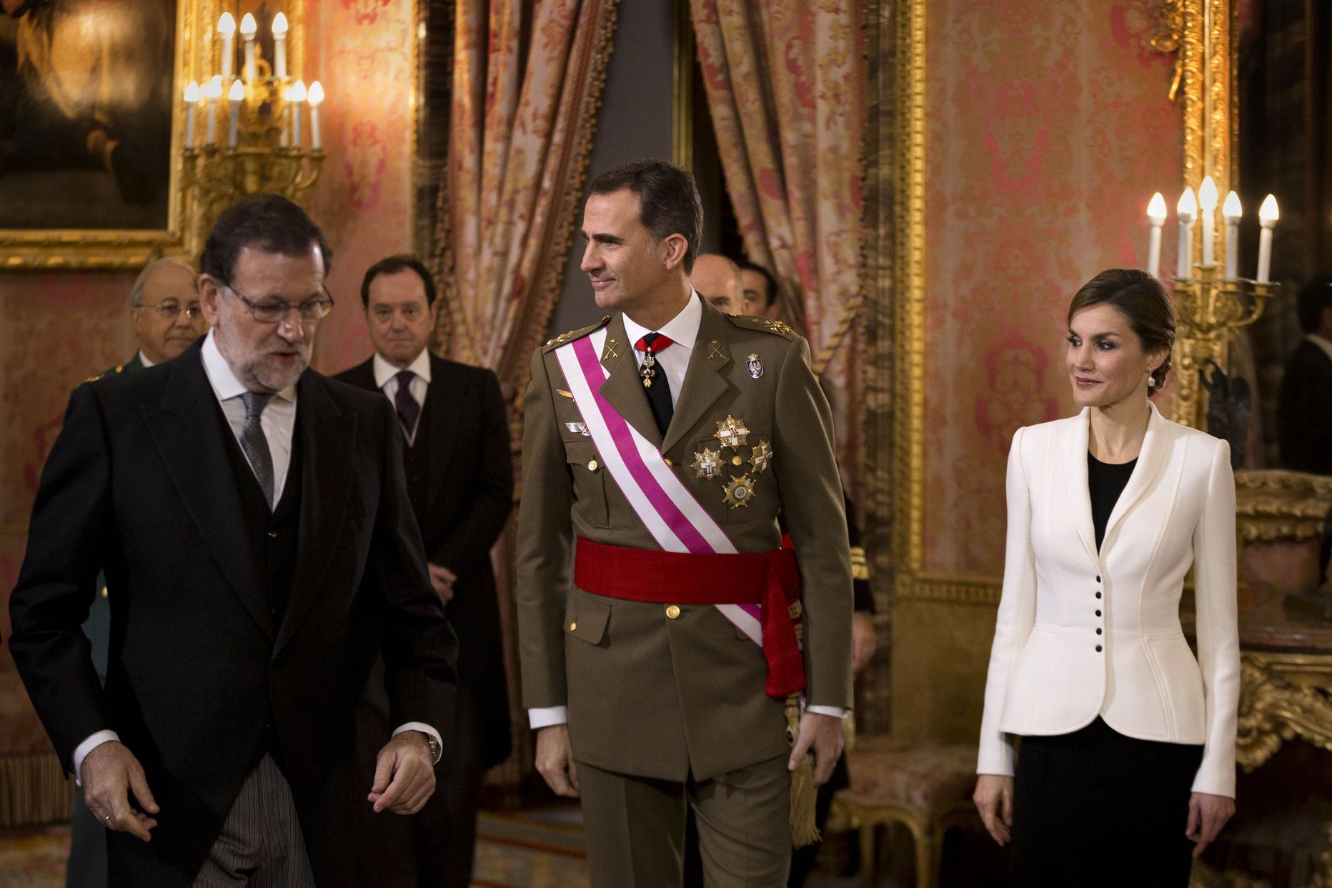 Felipe VI (keskel)koos oma abikaasa Letizia ja Hispaania peaministri Mariano Rajoy'ga. Felipe on Hispaania kuningas alates 19. juunist 2014.