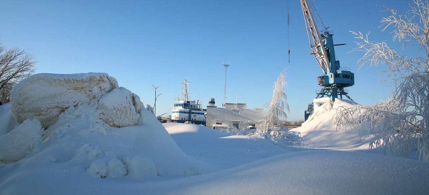 Pärnu sadama kail tehakse kunstlund jääfestivali tarvis.