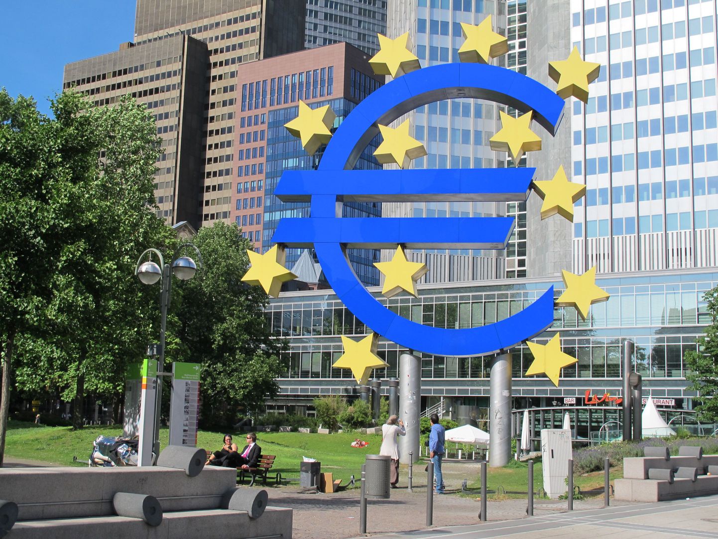 Euro sümbol endise EKP peahoone ees Frankfurdis.