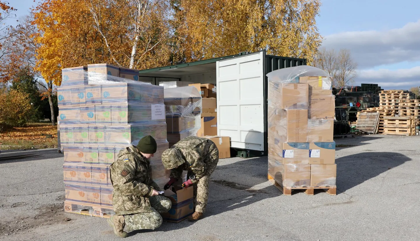 Välihaiglaga koos annetati meditsiini- ja muid vajalikke vahendeid, mille ukrainlased hoolikalt üle lugesid ja kirja panid.