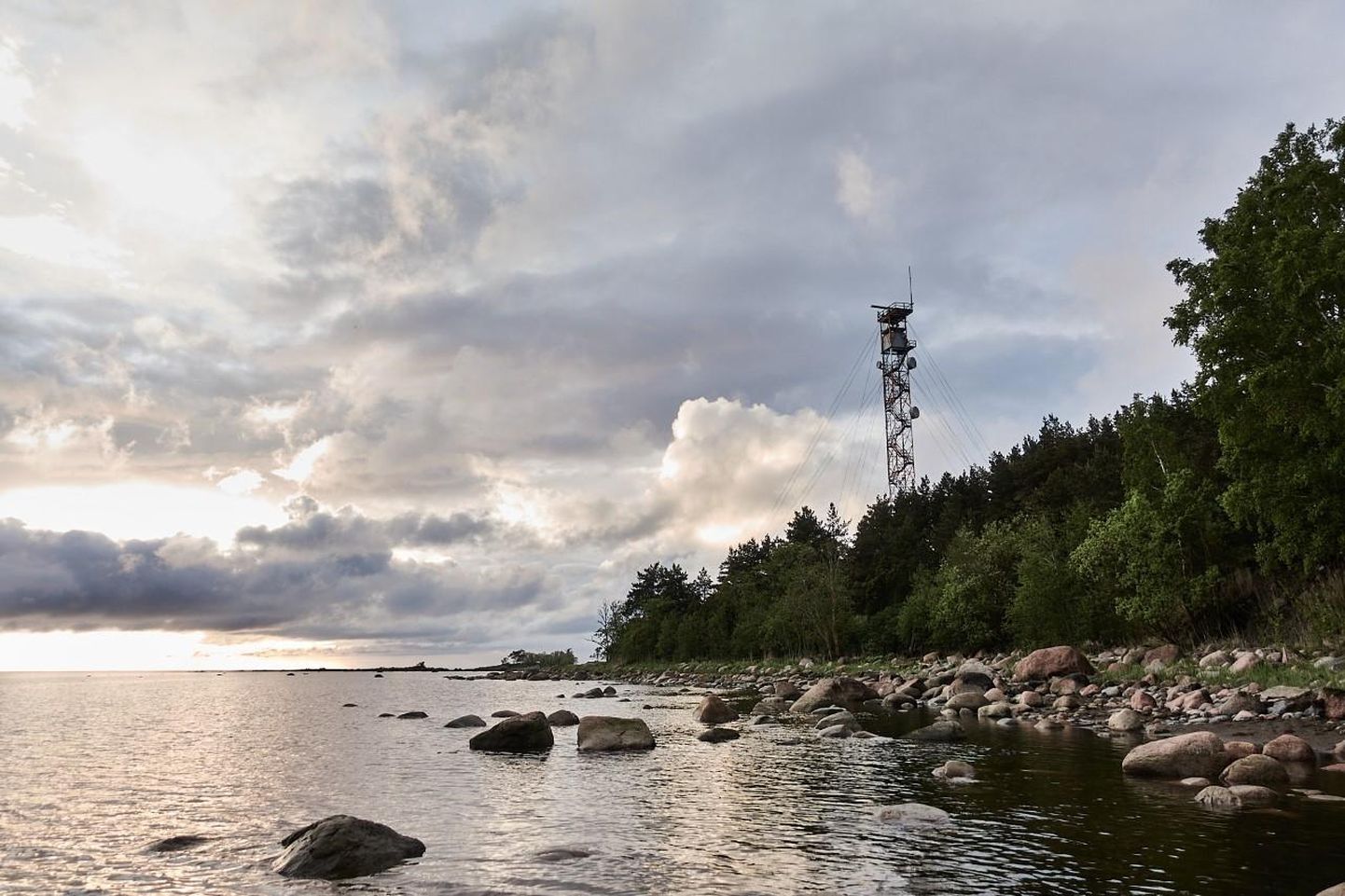 Timo Korv pildistas Letipea praegust piirivalvetorni, mis asub samal kohal, kus kunagine Vene piirivalvurite torn. “Praeguse torni pilt sümboliseerib aja edasiminekut,” selgitas fotograaf oma nägemust.