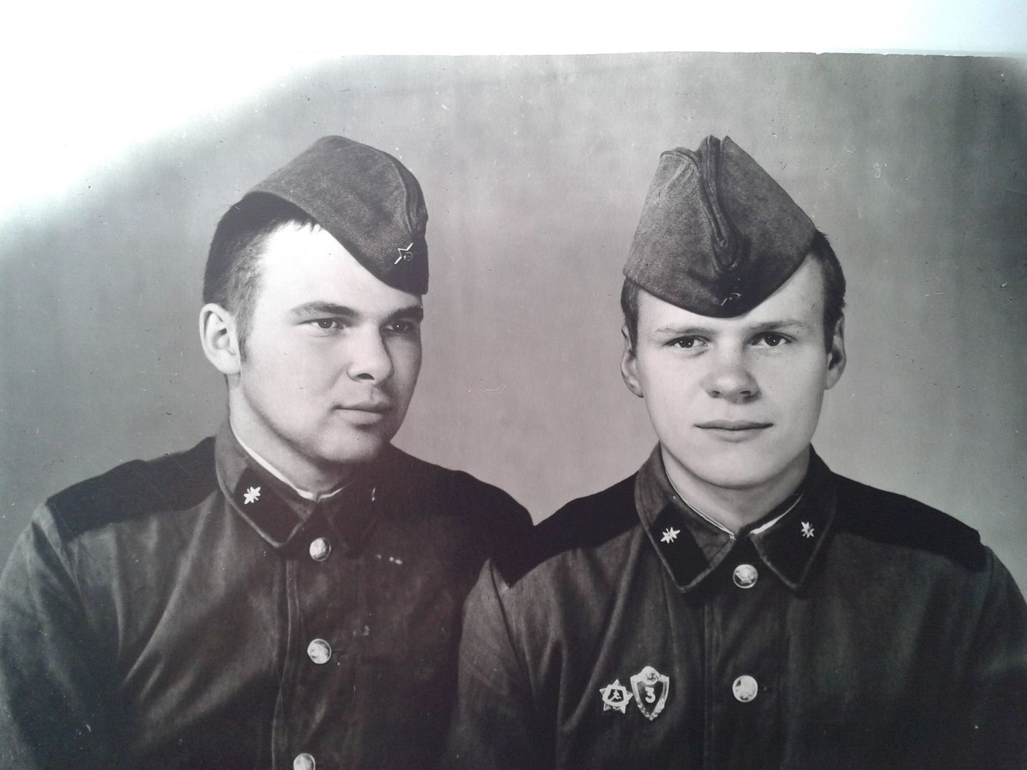 Eve Blumani vend Valdur ja tema sõber Algis Nõukogude armees Pinegas 1973. aastal.