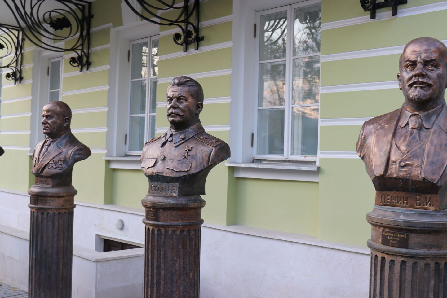 Бюст Сталина на аллее руководителей России, между бюстами Ленину и Хрущеву.