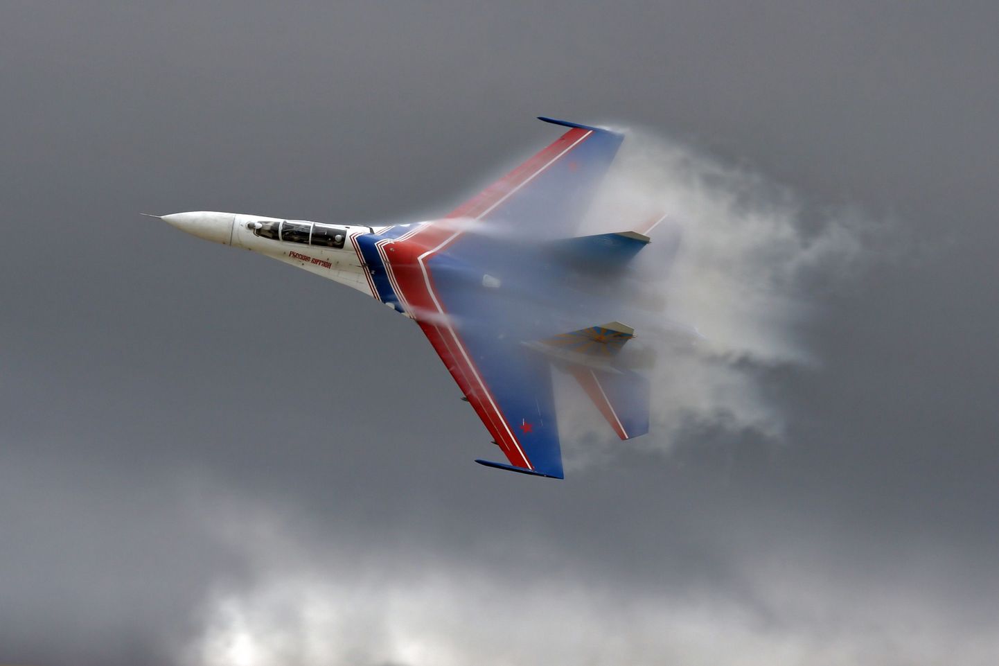 ITAR-TASS 01: MOSCOW REGION, RUSSIA. AUGUST 5. A Sukhoi Su-27 flanker from the Russian Knights aerobatic demonstration team of the Russian Air Force performs aerial maneuvers during the air show at the Kubinka Air Force base. (Photo ITAR-TASS / Marina Lystseva)