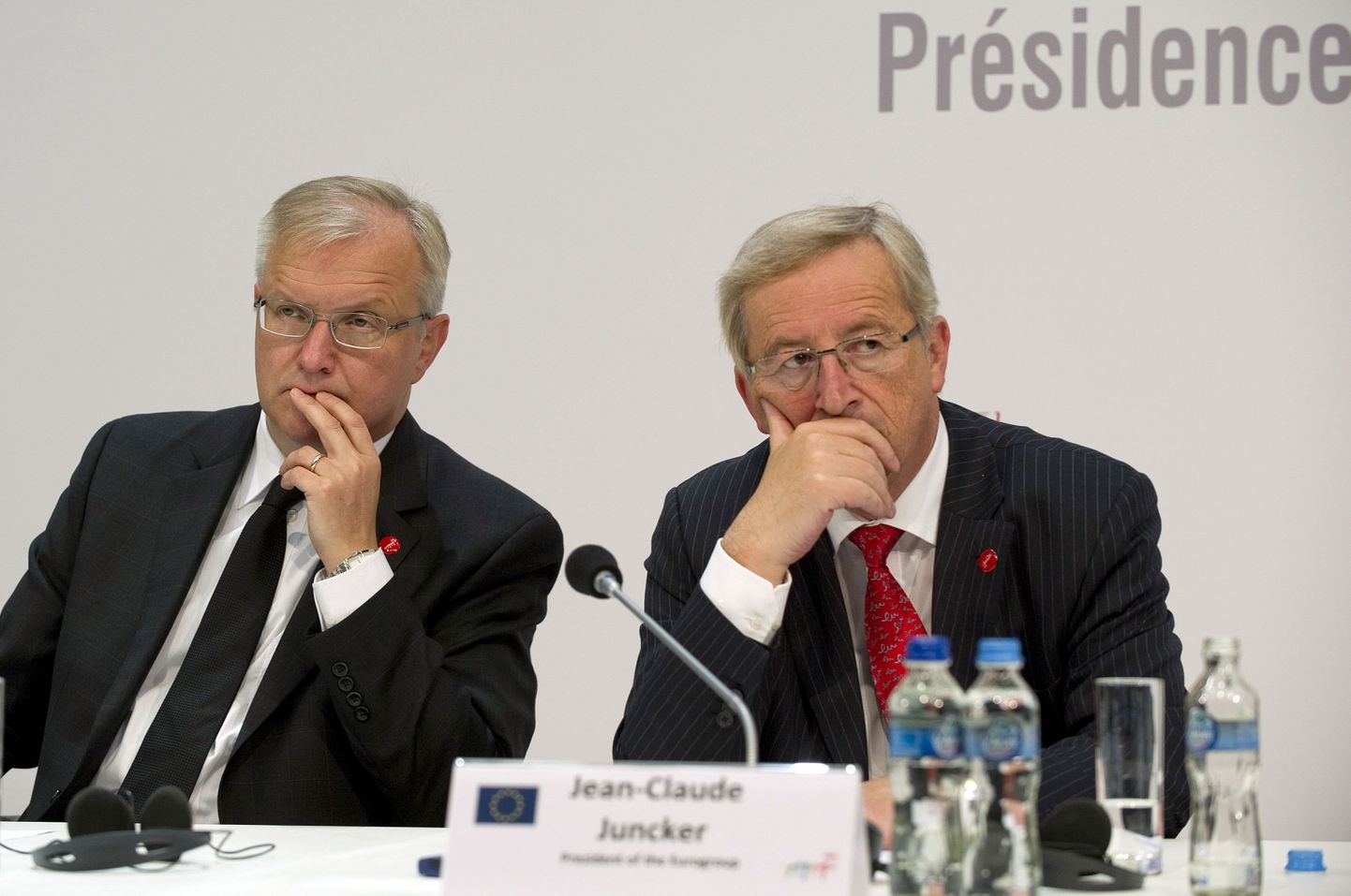 Olli Rehn (vasakul) koos Jean-Claude Junckeriga.