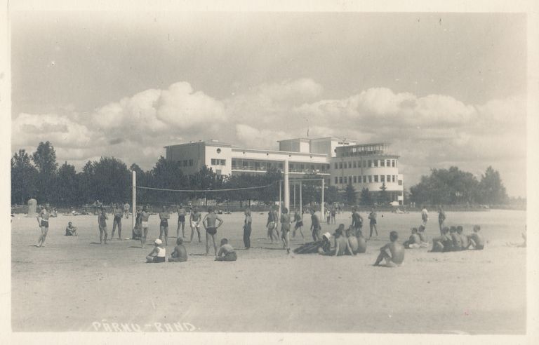 Терраса пляжного павильона в конце 1930-х годов.
