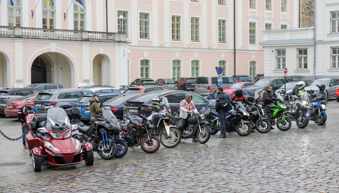 Motorahva koosolek ja meeleavaldus automaksu vastu. Luman ütleb, et kui keset majanduslangust makse tõsta, siis see ainult süvendab probleeme.