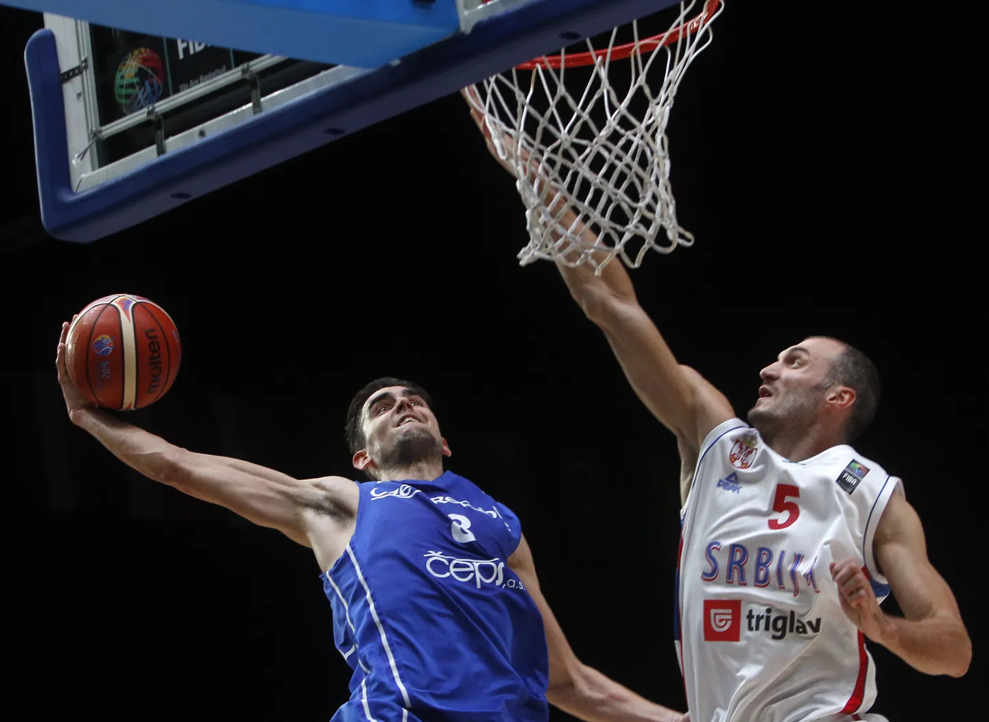 Tomas Satoransky (vasakul).