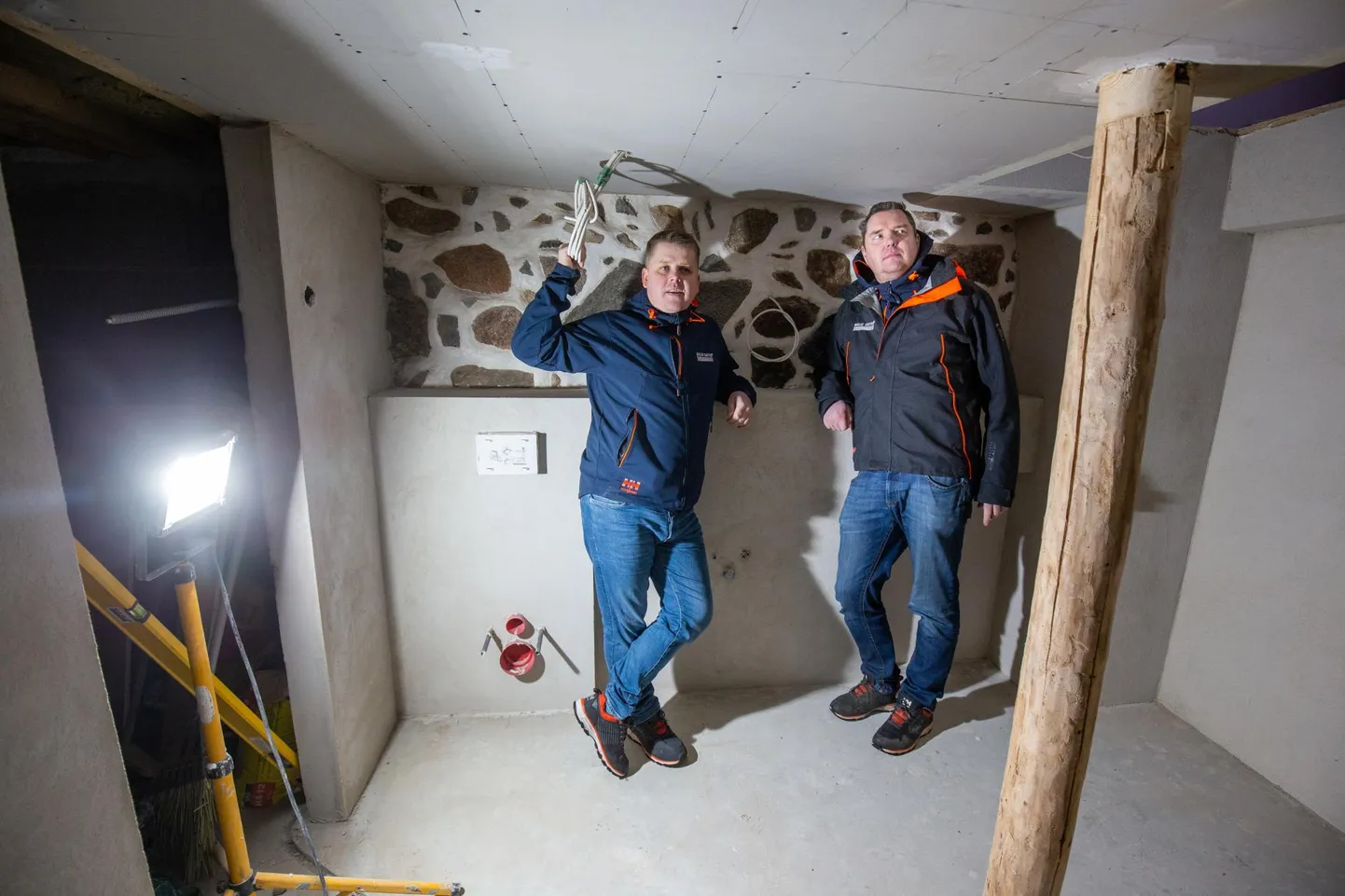 Tartu tänaval valmivasse majja tuleb neli korterit. Ühes esimese korruse korteris näitasid Rein Kessler (vasakul) ja Tarmo Türk keldrikorrusele ehitatavat sauna. Seal on näha ka jupike omaaegset maakivimüüri, mis tööde käigus säilitati.