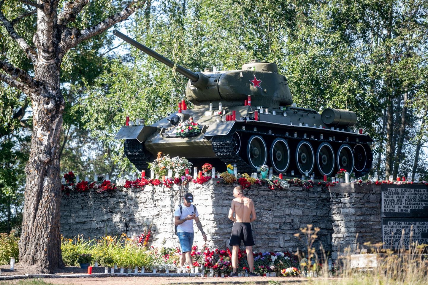 Нарвский памятник-танк.