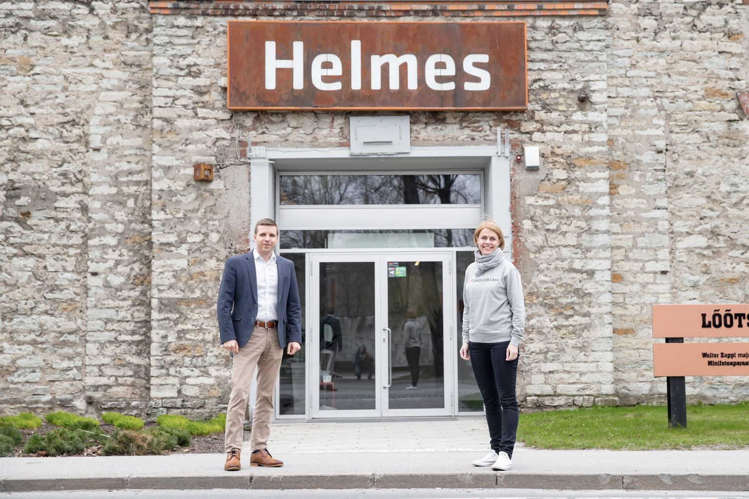 Helmese juhatuse liige Andres Kaljo ja Funderbeami asutaja Kaidi Ruusalepp lõid käed, et teha Helmes oma aktsionäride siseringile kaubeldavaks.