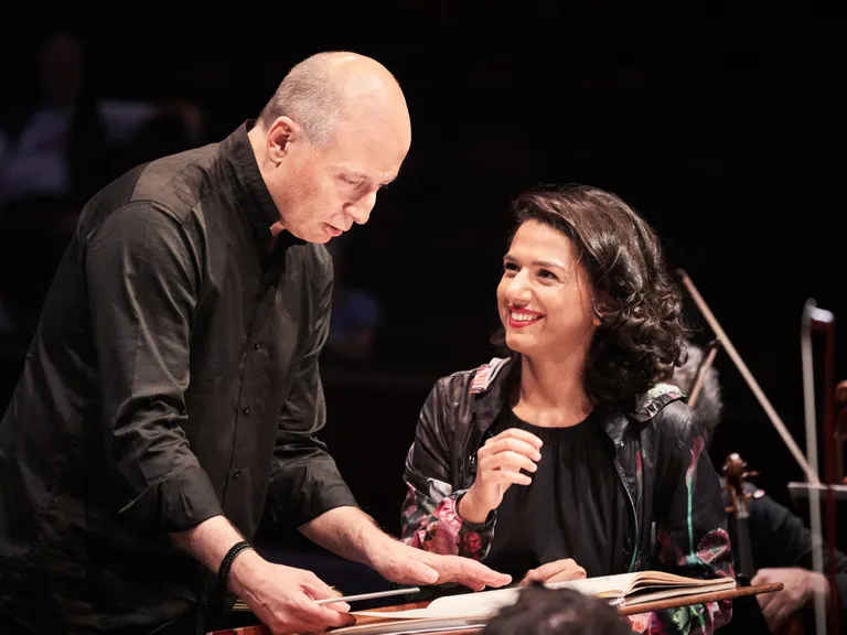 Eesti Festivaliorkester BBC Promsil. Hetk proovist. Fotol pianist Khatia Buniatishvili ja Paavo Järvi.