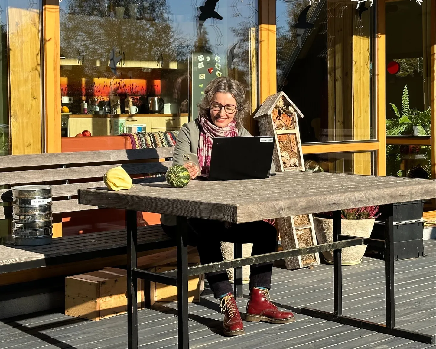 Yoko Alender andis allkirja Alutaguse rahvuspargi laiendamise algatusele Iisaku looduskeskuses.