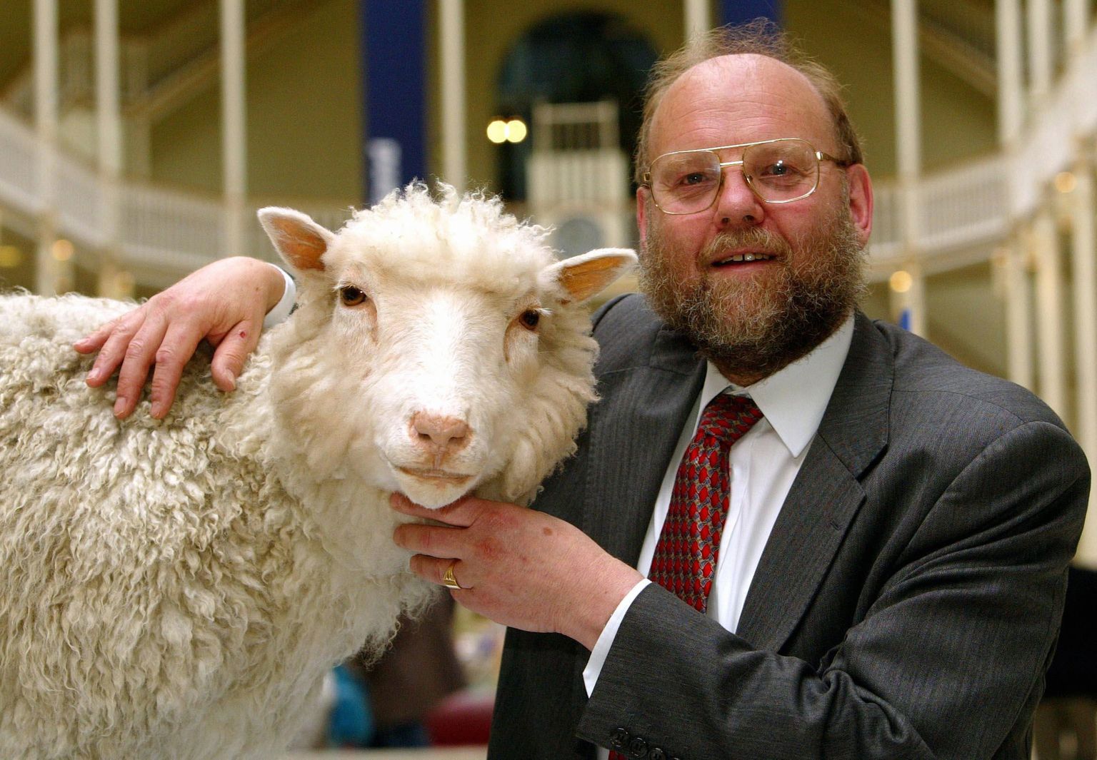 Sel 2003. aasta pildil poseerib professor Ian Wilmut kloonitud lamba Dollyga.