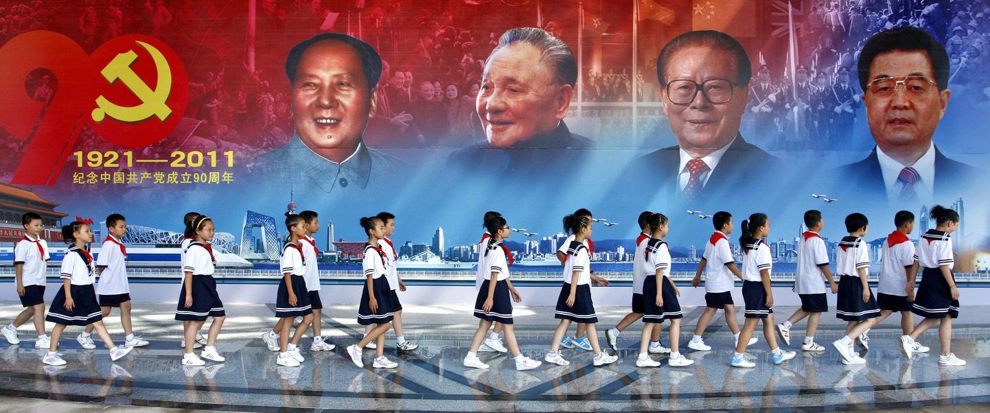 Hiina pioneerid mööda kõndimas suurest kommunistliku partei 90nda aastapäeva reklaamist, millel on kujutatud Mao Zedong, Deng Xiaoping, Jiang Zemin ja praegune president Hu Jintao.