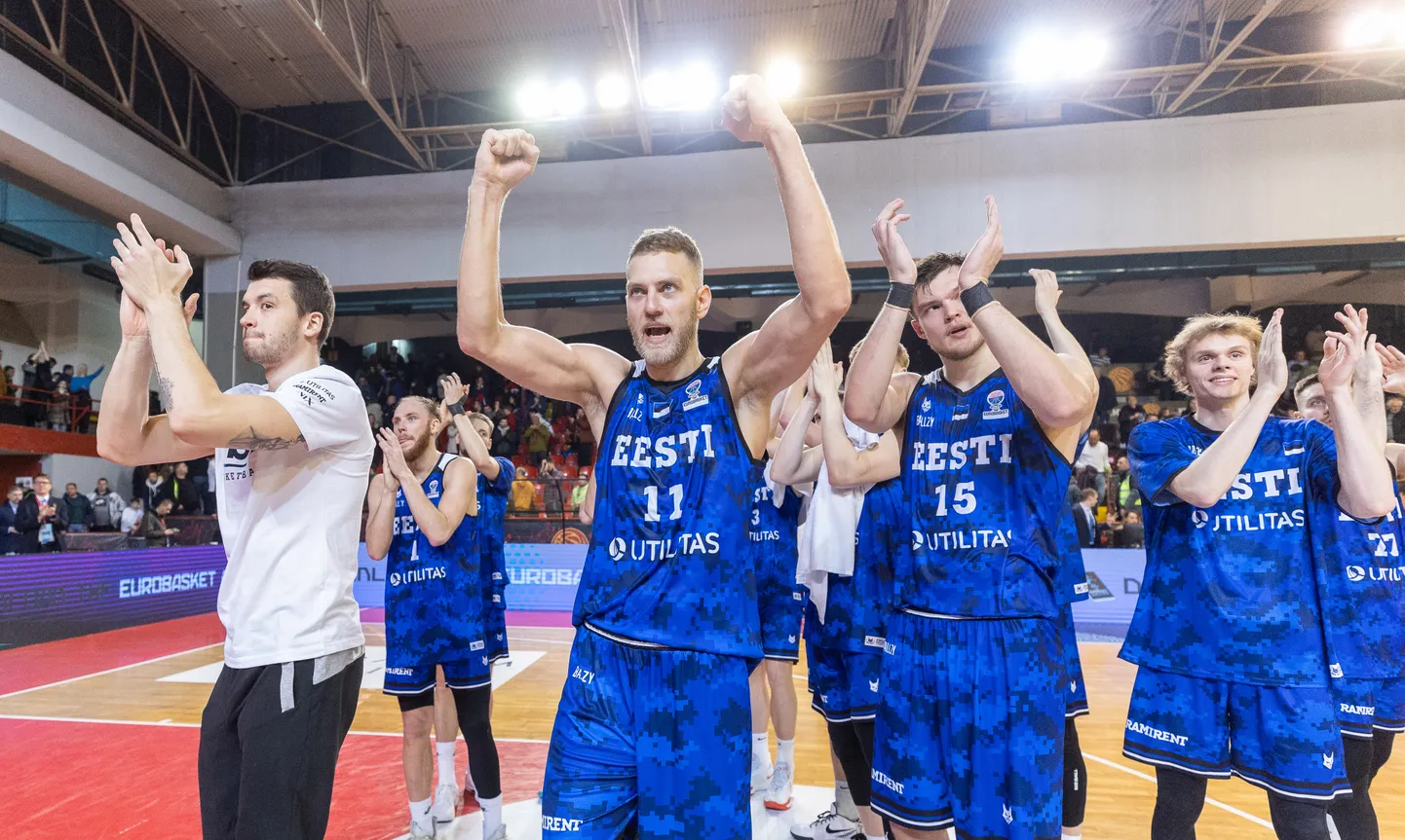 Eesti koondislased tänavad võidu järel Skopjesse kaasa elama tulnud fänne. Esiplaanil on Siim-Sander Vene (nr 11) ja Maik-Kalev Kotsar (nr 15).