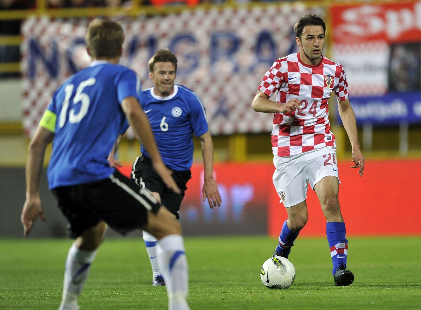 Horvaatia mängumees Milan Badelj (paremal) kohtumises Eesti vastu.