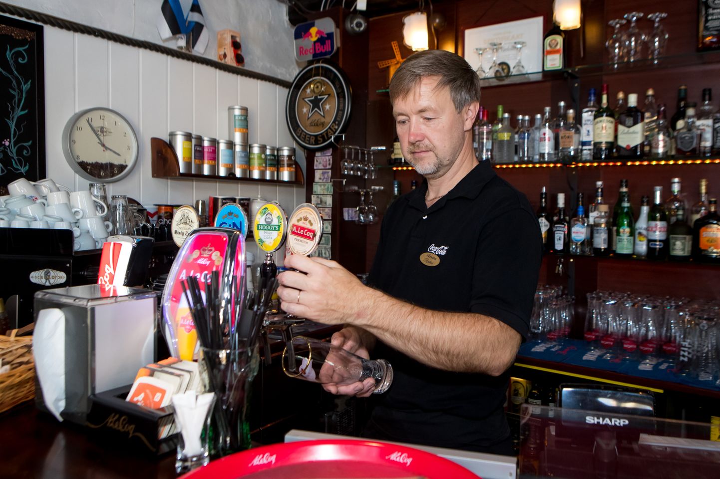 MIS TEHA: Vaekoja pubi omanik Andres Altrof märkis, et nii kaua, kuni on nõudlust ja kliente, hoitakse pubi uksed ka alkoholipiirangu kehtimise ajal lahti.