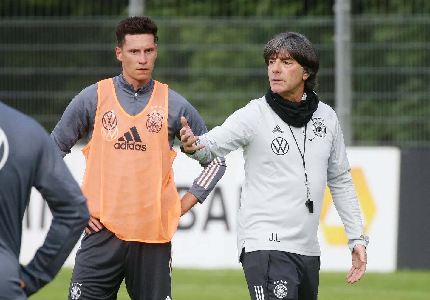 61-aastane Joachim Löw (paremal) peab panema mängu kõik oskused, et Saksamaad suurturniiril taas tippu viia.