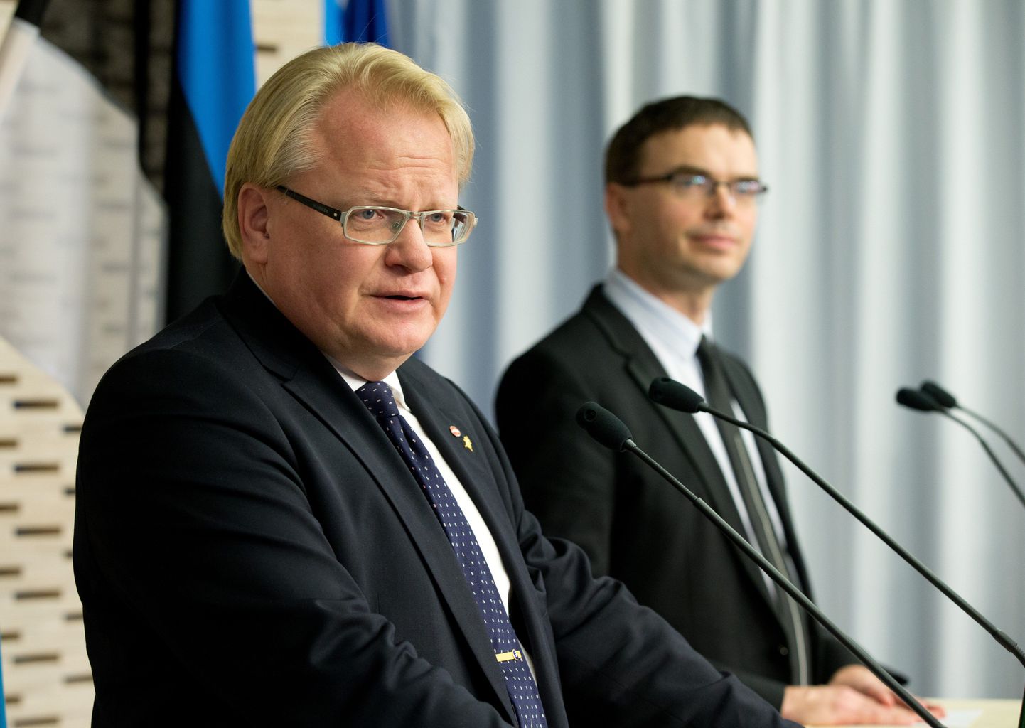 Rootsi kaitseminister Peter Hultqvist (esiplaanil) oma Eesti kolleegi Sven Mikseriga täna Tallinnas pressikonverentsi andmas.