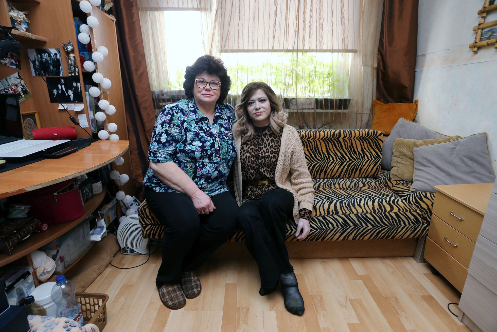 Natalja Šebunova koos ema Valentinaga. Keegi ei näe, mis ema südames läbi elab.