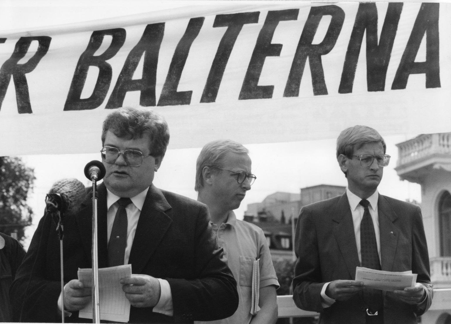 Edgar Savisaar 1991. aasta augustis Rootsis, tema selja taga on Carl Bildt. 