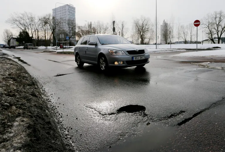 Pikal tänaval endise pärmivabriku juures on tee vajumise tõttu tekkinud soon ja auk, mis võib auto veermikule liiga teha.