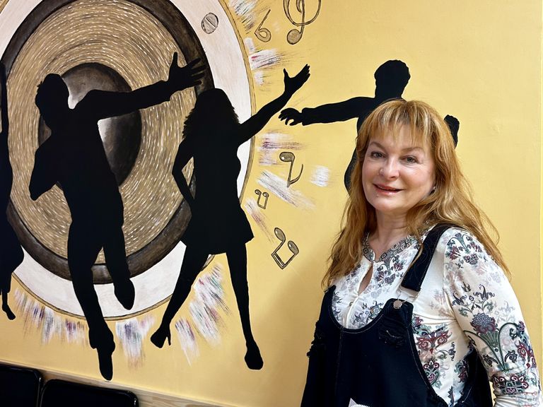 Даже на стенах студии Марину Еремину окружает танцующая молодежь. Март 2024.