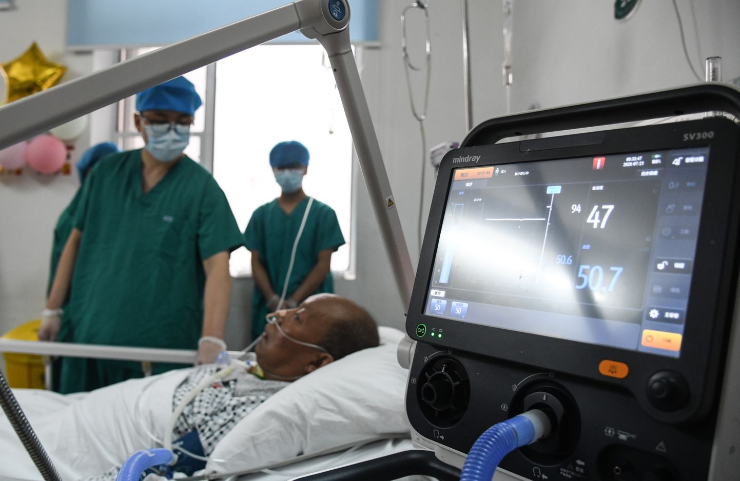 Pilt on illustratiivne. Patsient ja arstid Wuhani haiglas 2020. aasta juulis.