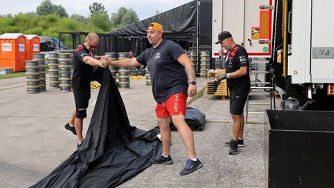 PILDID ⟩ Ralliässad lasevad endisel autovabaduse puiesteel rehvid suitsema