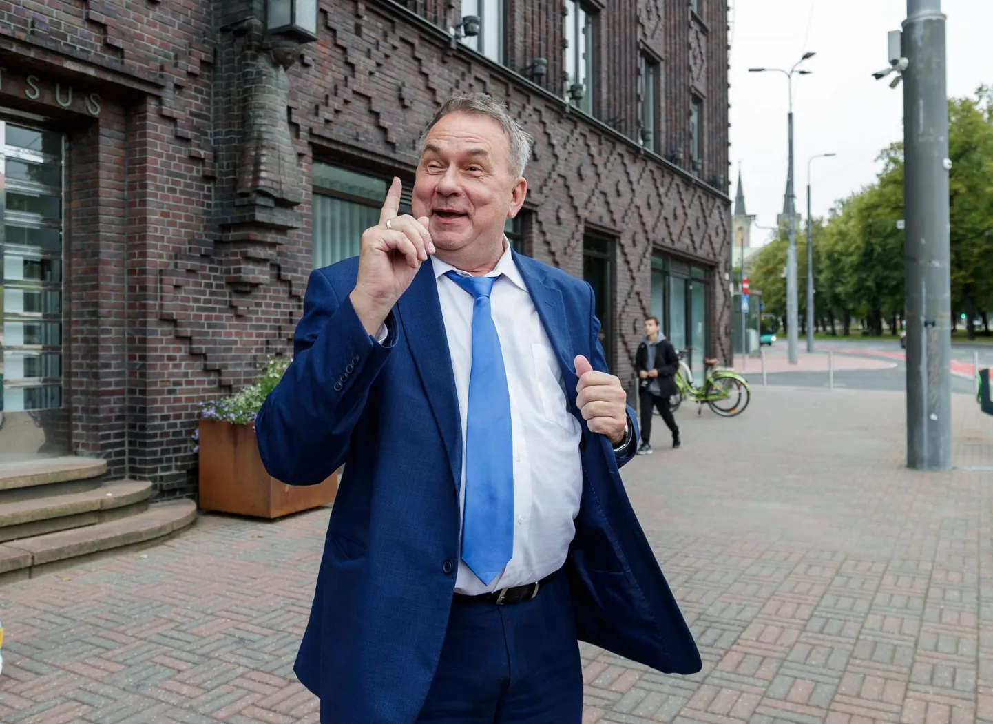 Kutse restorani Mon Repos sai ka Aivar Riisalu, kes jättis aga minemata ja sõnas kohtus, et Mailis Repsiga nad lähedased ei ole.