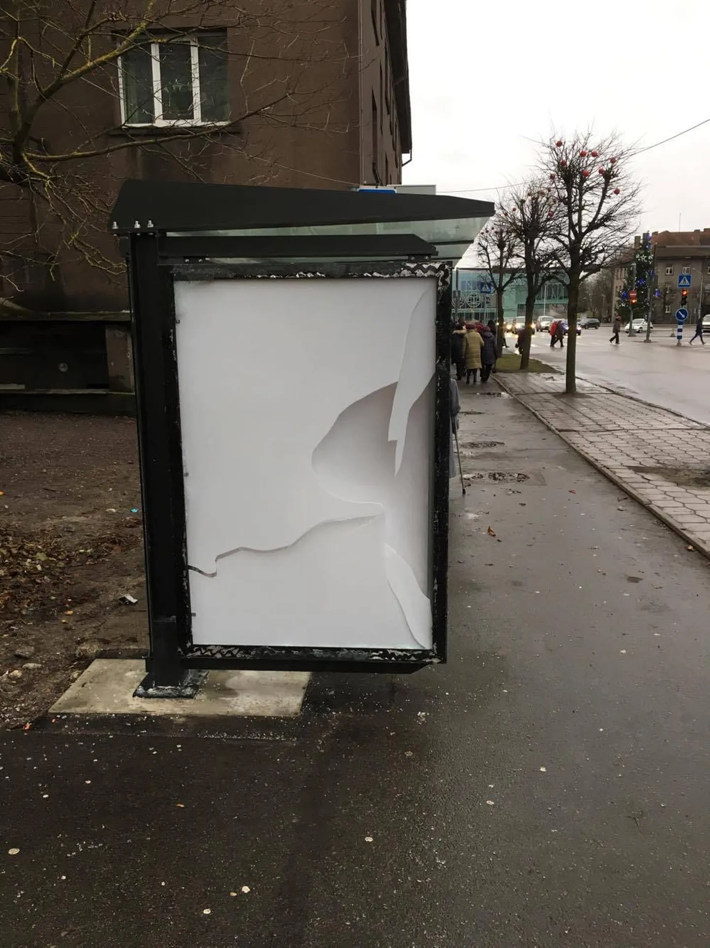 Teatri bussipeatuse klaas on purustatud koos klaaside vahel oleva valgustusega.