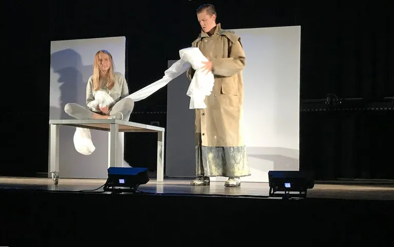 Noored näitlejad Alice Siil ja Robin Täpp särasid leedu näitleja, muusiku ja filmimehe Adomas Stančikase tekstile seatud etenduses «Mida talle öelda ehk Tigu» (Rakvere teater KaRakTer, lavastaja Nerijus Gedminas (Leedu).