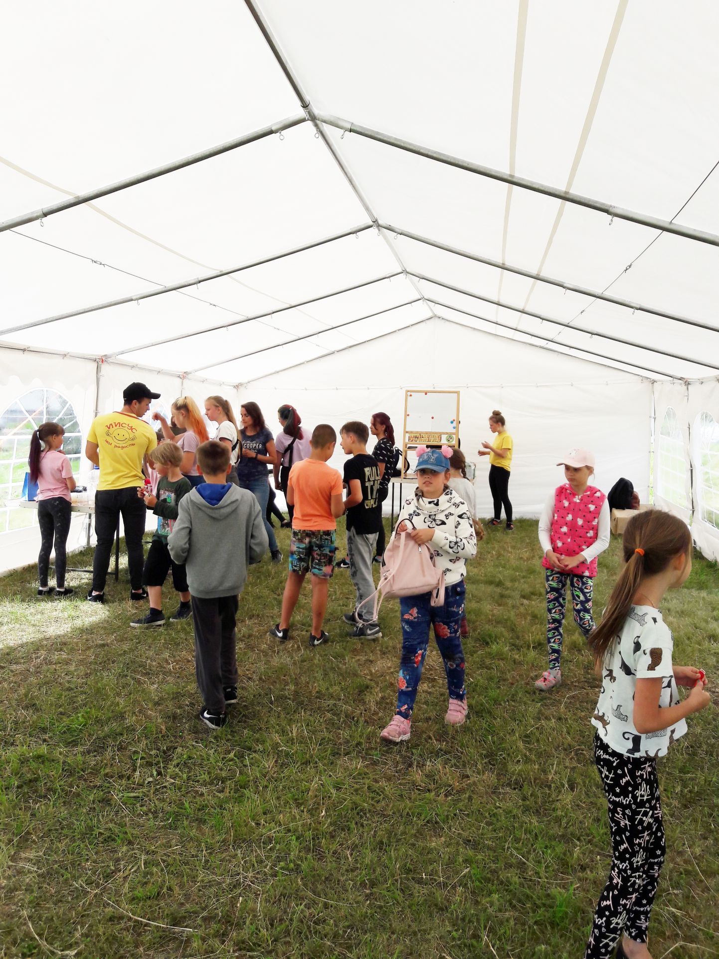 Вчера дети попрощались с лагерем (так ребята называют шатер). Они надеются, что следующим летом он снова откроется.