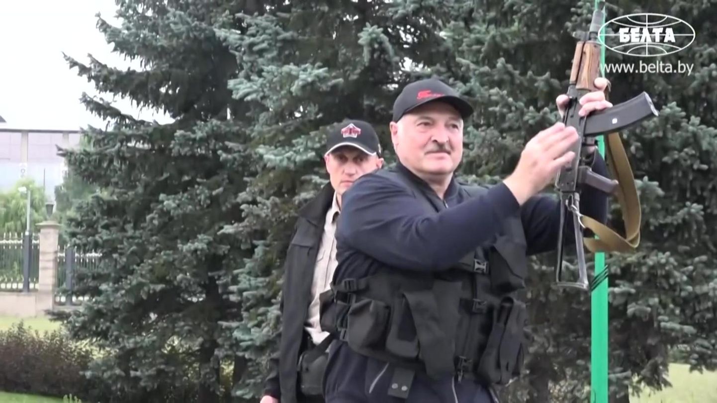 Valgevene president Aljaksandr Lukašenka on viimasel kümmekonnal päeval korduval ringi liikunud, automaat käes ja soomusvest seljas.